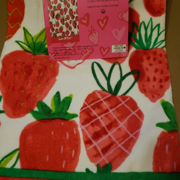 Betsey Johnson Beach Towel 28 in x 58 in - Picture 3 of 5